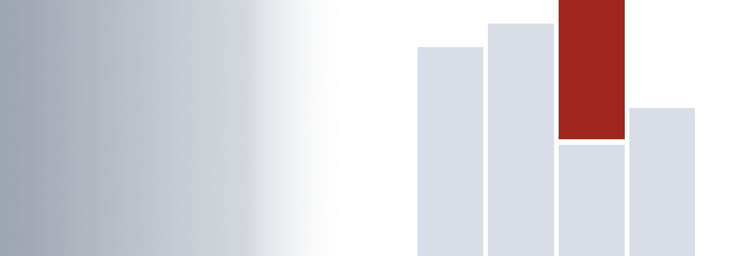 Arbeiter beim Zusammenbau eines medizinischen Gerätewagens