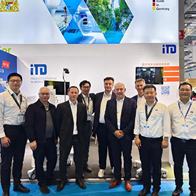 Internationales Sales Team am Messestand