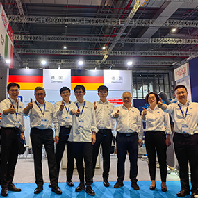 Internationales Sales Team am Messestand